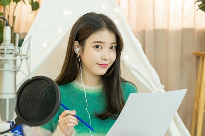 아이유, ‘라디오 DJ’로 데뷔해 핵달달 목소리 들려준다