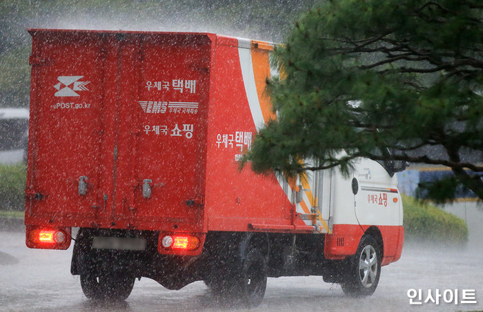 한국서 사재기 없고 코로나 확산 덜 된 건 ‘택배기사’들의 숨겨진 희생이 있었기 때문이다