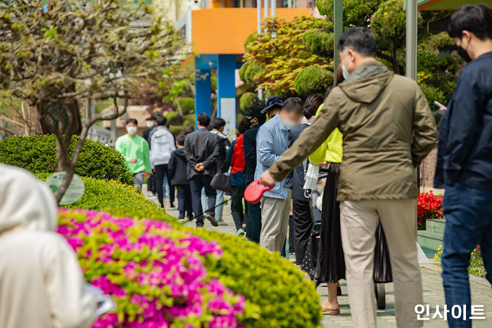 오후 1시 전국 투표율 49.7%···20대 총선보다 11.8% 높아