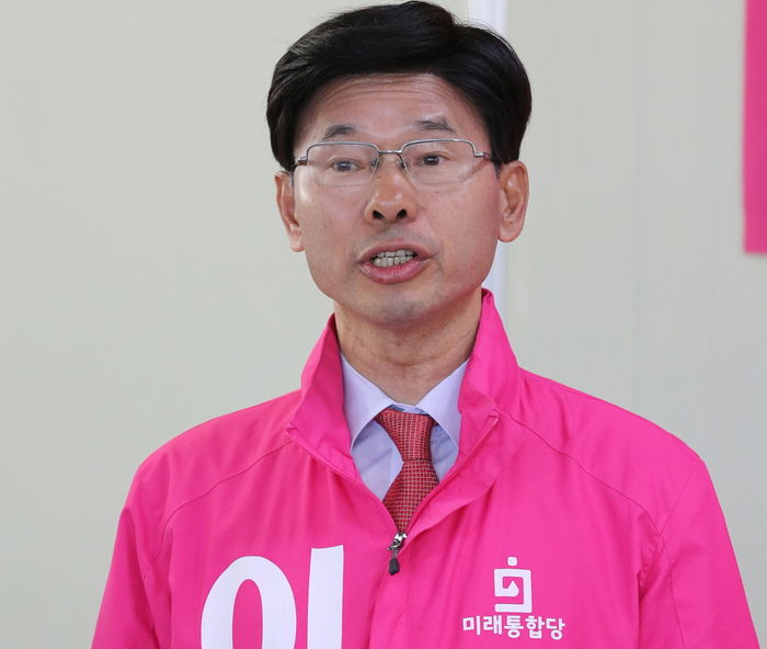 20년 동안 같은 지역구에서 같은 사람과 5번 싸워 5번 모두 진 국회의원 후보