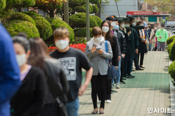주인님 투표 끝날 때까지 줄 서서 얌전히 기다리는 댕댕이