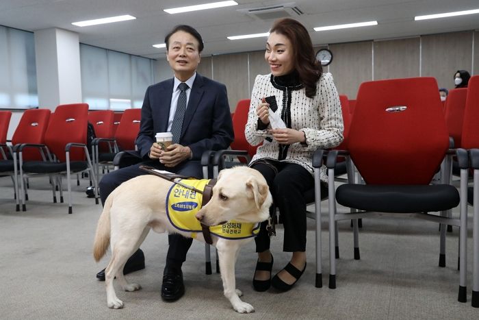 ‘첫 여성 시각장애인 국회의원’ 김예지, 안내견 ‘조이’ 데리고 국회서 일할 수 있게 검토한다