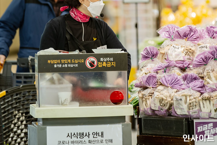 “마트에서 만두 사는 척 증정품만 뜯어 집에 가져가는 남친이 너무 부끄러워요”
