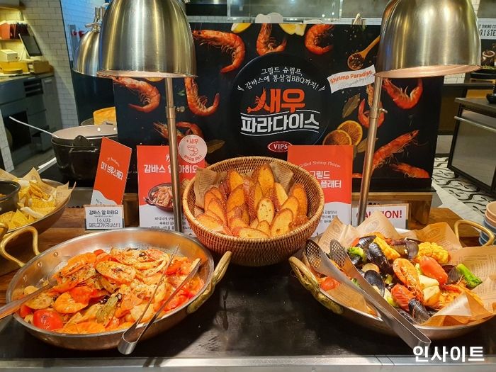 쫄깃 탱탱한 ‘새우+연어+삼겹살’ 배 터지게 먹는 역대급 ‘빕스 새우 축제’ 시작