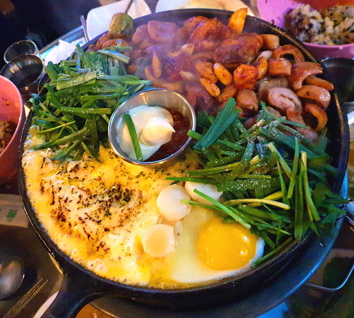 오늘처럼 하루 종일 비 오는 날 친구랑 먹으면 소주 1병 순삭 가능인 ‘막창+대창’구이