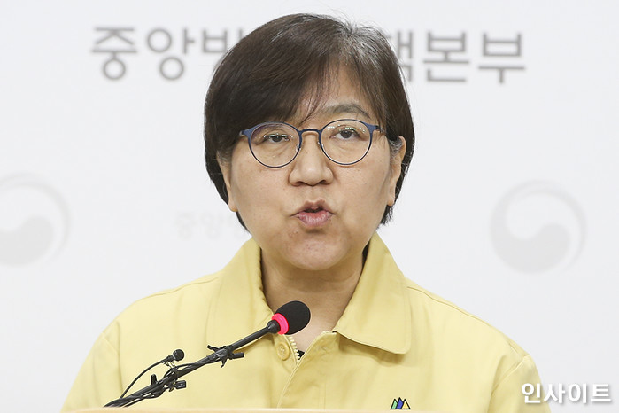 정은경 본부장 “사회적 거리두기 느슨... 마스크 자국 선명한 의료진 얼굴 떠올려달라”