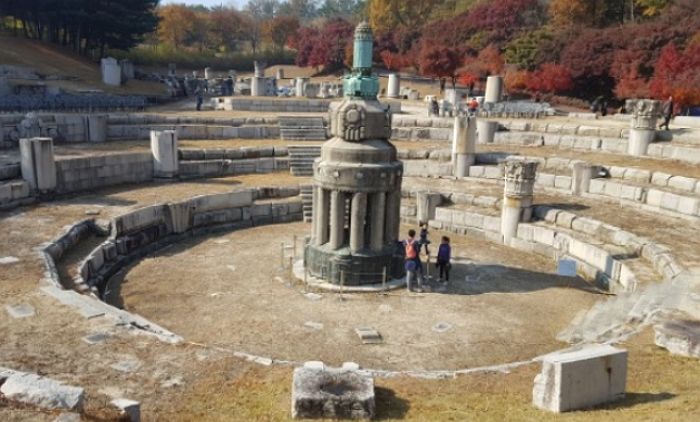 독립기념관에 보관된 조선총독부 첨탑이 평지보다 낮게 설치된 이유