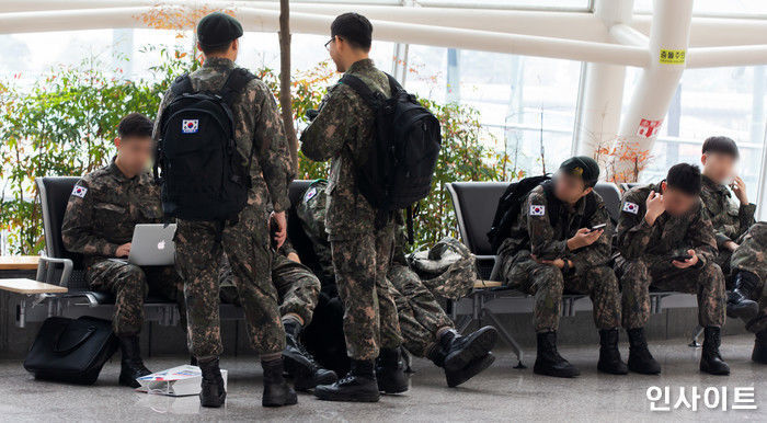 군(軍) “병사들 휴가·외출 제한 완화 검토한다”