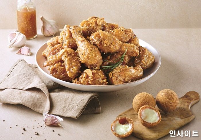 맘스터치, ‘단짠단짠’ 감칠맛 끝판왕 ‘간장마늘치킨’ 출시