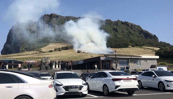 제주 성산일출봉 화재···오름능선으로 불 확산