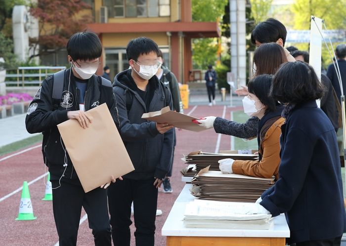 사실상 모의고사 ‘오픈북’(?) 시험 치고 있는 고3 학생들