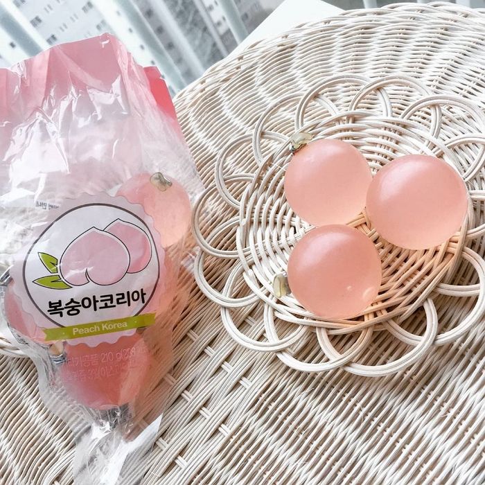 왕방울만 한 알갱이 안에 상큼 달달한 과즙 꽉 차 있는 ‘복숭아맛 젤리’