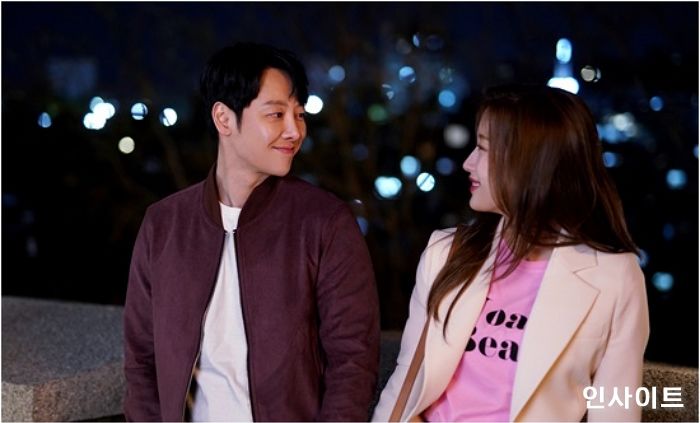 ‘그 남자의 기억법’ 김동욱X문가영, 한낮 벚꽃 데이트 잇는 심야 성곽 데이트