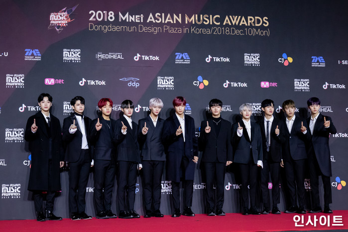 워너원이 10일 오후 서울 중구 동대문디자인플라자(DDP)에서 열린 2018 MAMA - 엠넷 마마 프리미어 인 코리아 (2018 Mnet Asian Music Awards PREMIERE in KOREA)에 참석해 레드 카펫을 밟고 있다. / 사진=고대현 기자 daehyun@