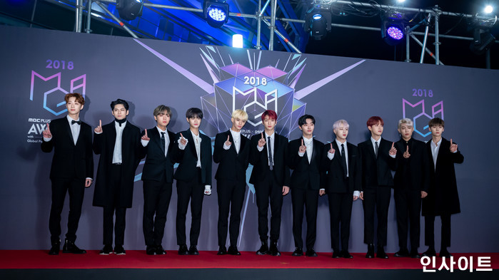 워너원이 6일 오후 인천 남동체육관에서 열린 ‘2018 MGA (MBC 플러스 X 지니뮤직 어워드)’ 레드카펫 행사에 참석해 포즈를 취하고 있다. / 사진=고대현 기자 daehyun@