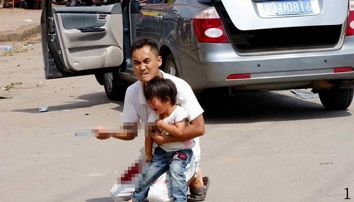 뺑소니 사고 낸 뒤 경찰이 잡으러 오자 친딸 붙잡고 인질극 벌인 중국의 ‘도른자’ 아빠