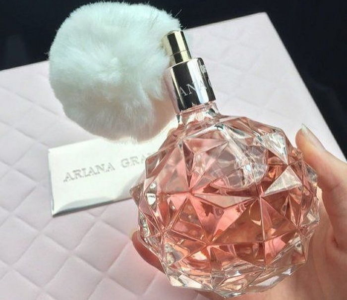 성년의 날 여친에게 선물하면 “라면 먹고 갈래?” 들을 수 있다는 아리아나 그란데 향수