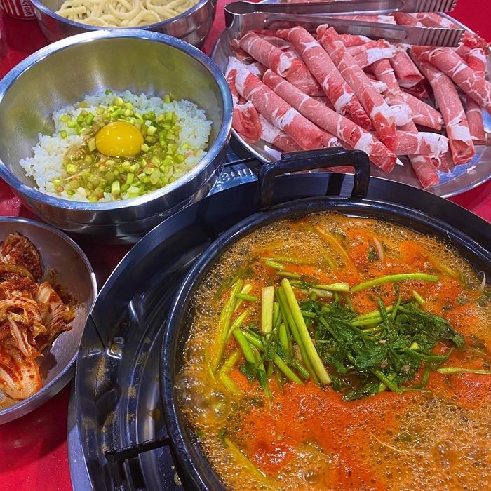 오늘처럼 비 주룩주룩 오는 날 먹기 딱 좋은 얼큰+시원 ‘등촌샤브칼국수’