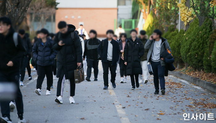 “개학 반대” 실검 조작(?)하려다 ‘금붕어 테스트’에 밀려 좌절한 학생들