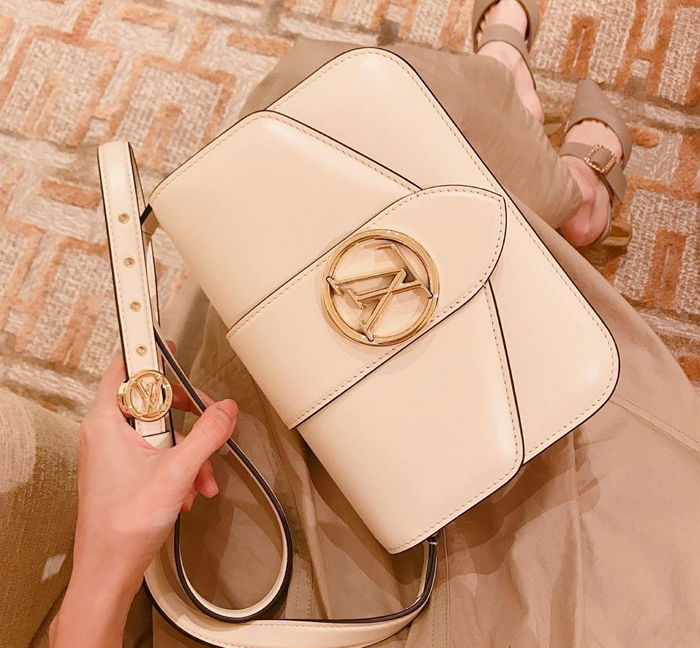 쨍한 색감에 영롱한 금장 로고 콕 박혀 여름 패션에 포인트 주기 딱인 ‘루이비통’ 신상백