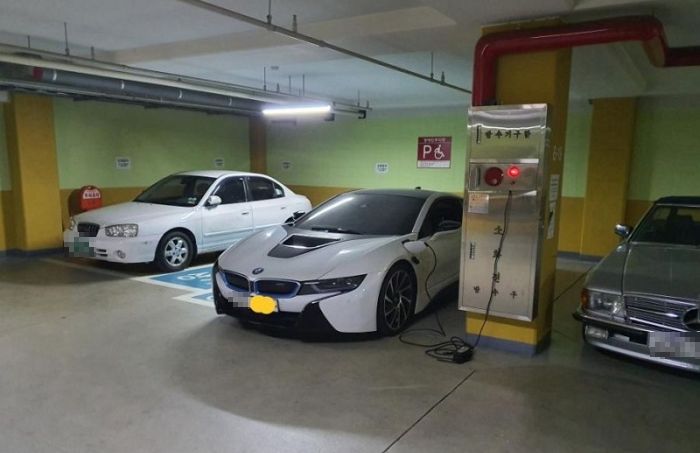 2억짜리 슈퍼카 ‘BMW i8’ 타면서 충전은 소화전으로 하는 ‘전기 도둑’ 차주