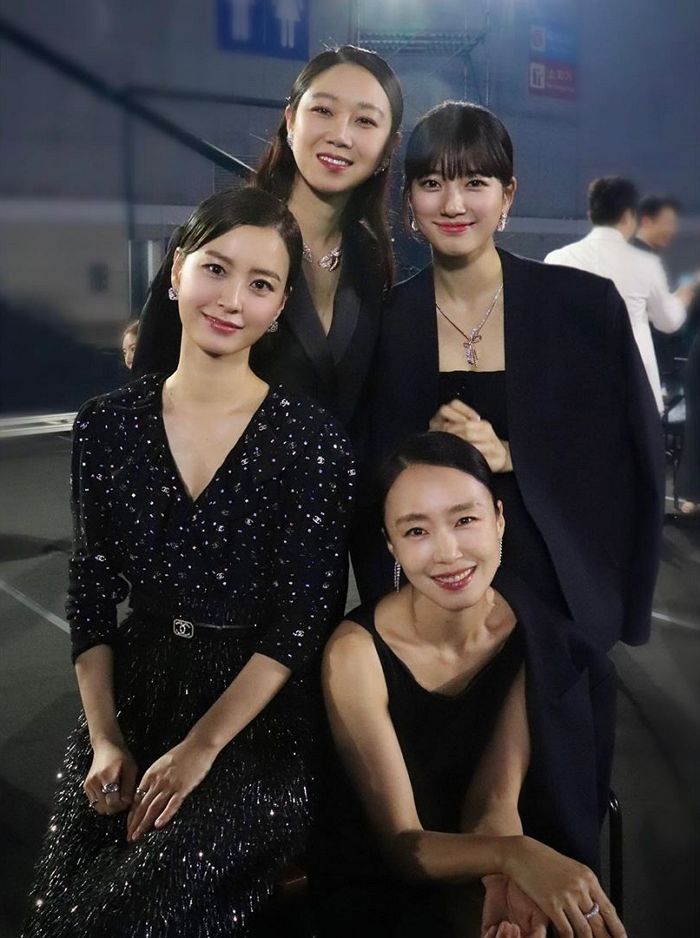 ‘여신’들이 신전서 친목 다지는 느낌 나는 ‘백상’ 공효진X전도연X정유미X수지 인증샷