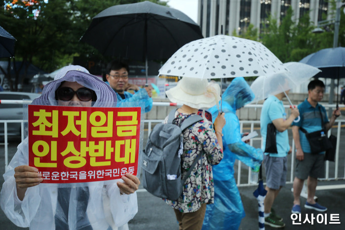 “코로나 때문에 내년 ‘최저임금’ 떨어질 가능성 높다”