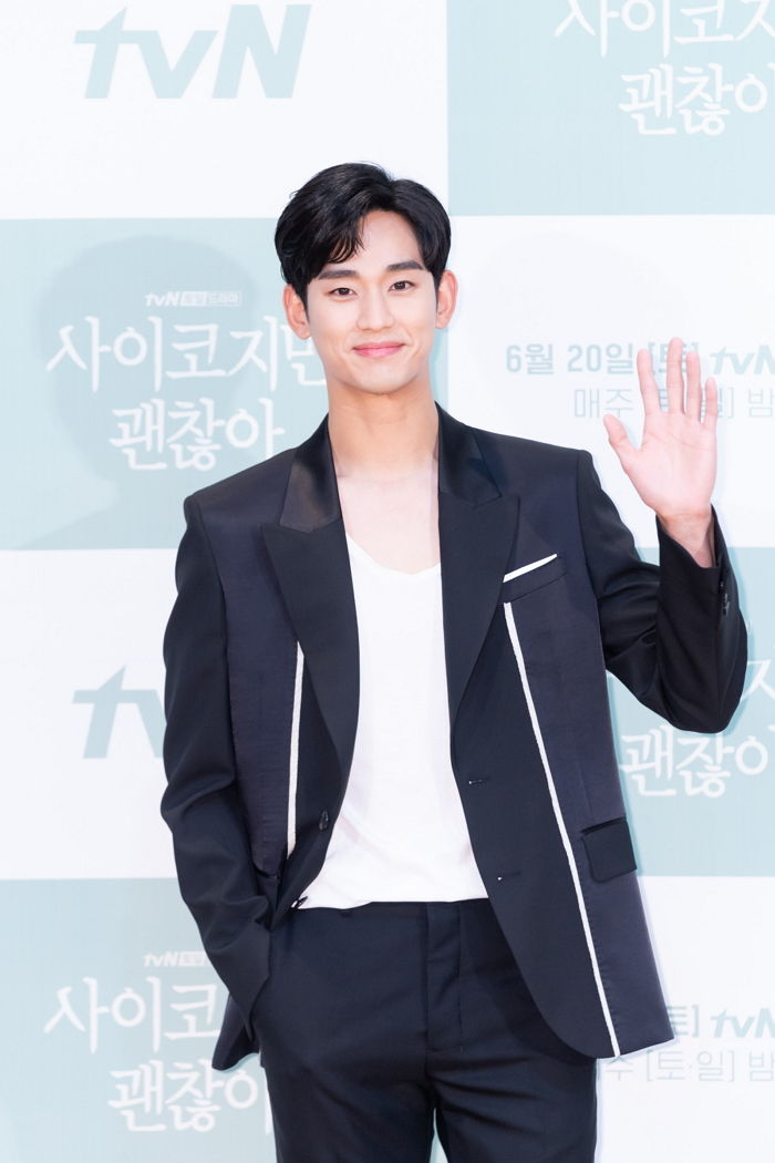 섹시한 ‘반깐 머리’하고 남자 아이돌 센터 비주얼 뽐낸 오늘(10일)자 김수현 모습