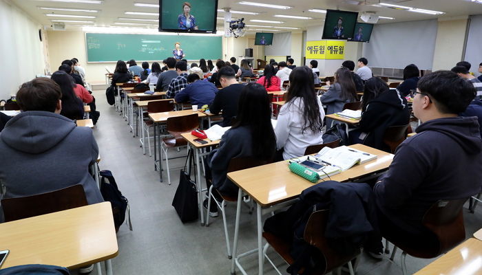 “기본급 300만원에 보너스만 350만원”···35살 10년차 교사가 받는 월급 클래스