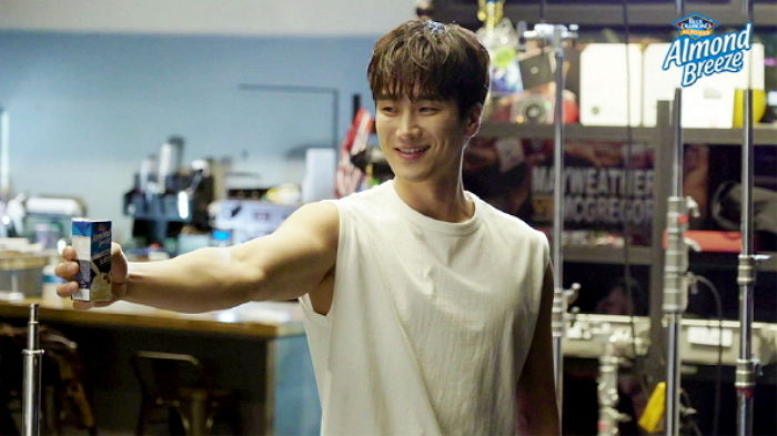 아몬드브리즈 광고 메이킹필름서 ‘훈훈 미소+짐승 근육’으로 여심 사르르 녹인 안보현