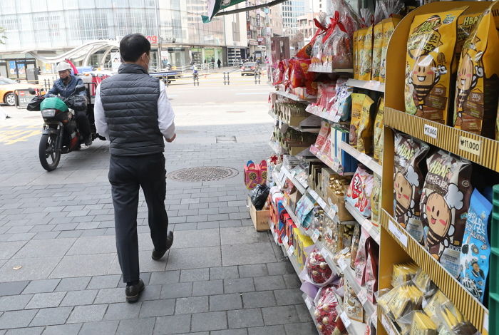 “거리에 진열해도 아무도 안 훔쳐가”...외국인들이 한국 와서 ‘깜놀’한다는 편의점