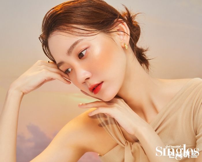 “장겨울의 화려한 변신” 신현빈, 자체 발광 뷰티 화보 공개