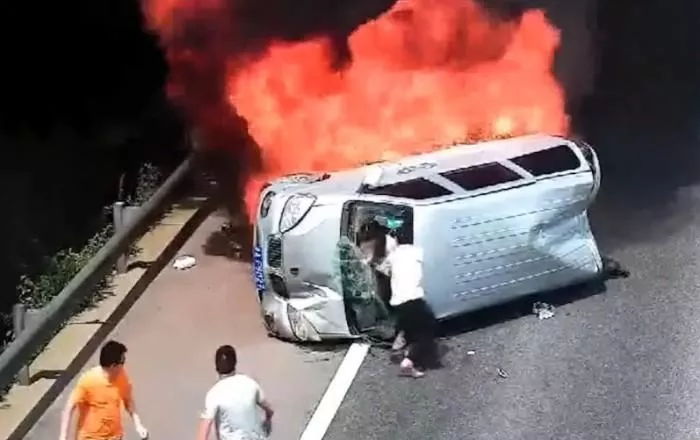 사고로 치솟는 불길에 갇혀 문 못 열고 삶 포기한 운전자에게 ‘기적’이 일어났다