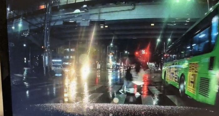 앞도 안 보고 ‘무단횡단’하다가 버스에 부딪혀 ‘발라당’ 넘어진 민폐 커플 (영상)