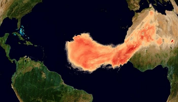 사하라 사막서 생성된 초대형 ‘먼지 폭풍’이 대서양을 가로지르는 충격적인 ‘위성 사진’