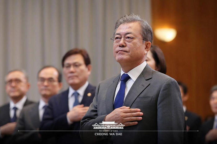 문재인 대통령 지지도 ‘44.1%’로 폭락···여성·30대 등돌렸다