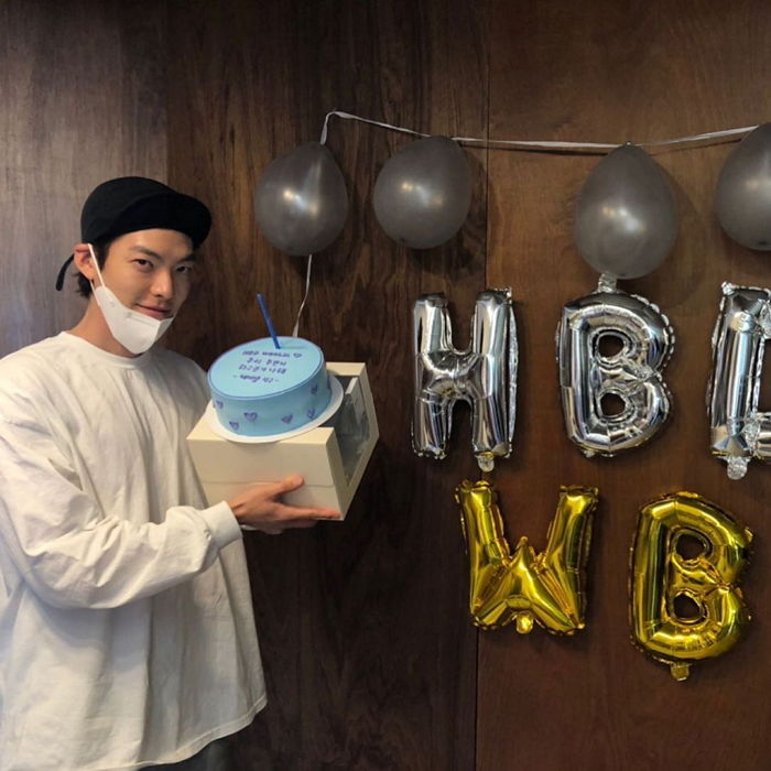 비인두암 극복 후 밝은 모습으로 첫 생일 맞은 ‘신민아♥’ 김우빈 근황