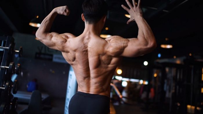 약물 1도 없이 ‘피·땀·눈물’로 만들어낸 완벽 몸매로 ‘머슬킹’ 등극한 남성