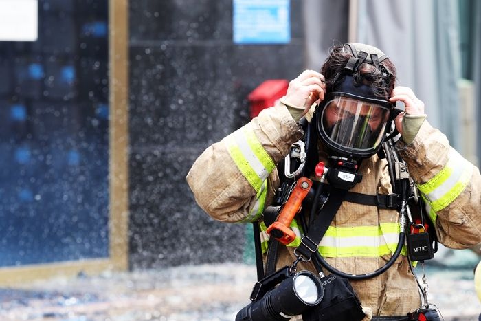 30도 폭염에도 공장에 난 불 끄기 위해 방화복 입은 대한민국 소방관들