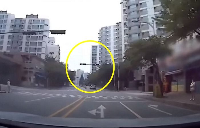 “자동차 과실 vs 자전거 잘못”···자전거 탄 아이와 부딪친 차 사고 영상