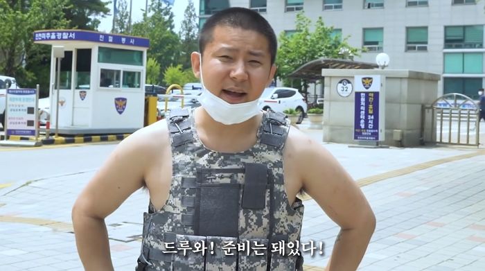 “자기 죽이겠다”는 살해 협박범에 ‘방탄조끼’ 입고 경찰서 찾아간 철구의 경고