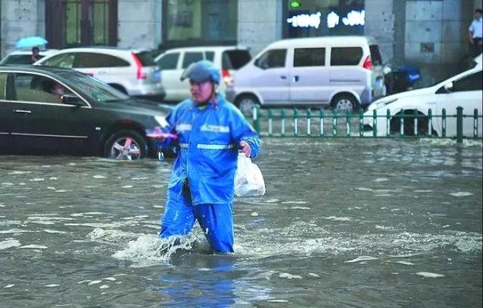 ‘폭우’에 음식 배달 늦어졌다며 주문 취소한 고객 문자 받고 엘리베이터서 ‘엉엉’ 운 알바생