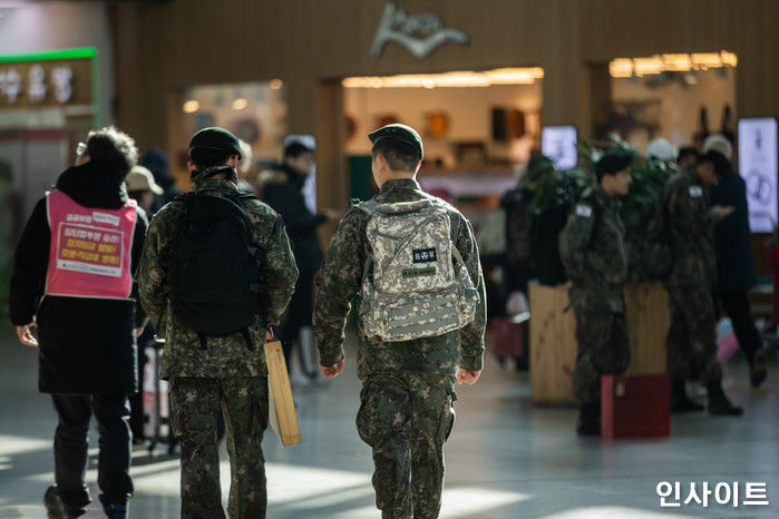 “같은 군인인데 간부들은 왜 ‘휴가 통제’ 안하고 병사들만 제한하나요?”