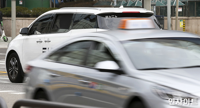 택시 기사가 알려주는 ‘사고 위험’에도 택시들이 절대 ‘깜빡이’를 켜지 않는 이유