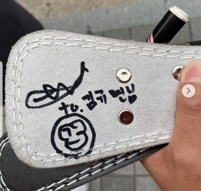 싸인 못해준 팬 잊지 않고 택시까지 타고 달려가 ‘인증샷+악수’ 팬서비스한 김계란