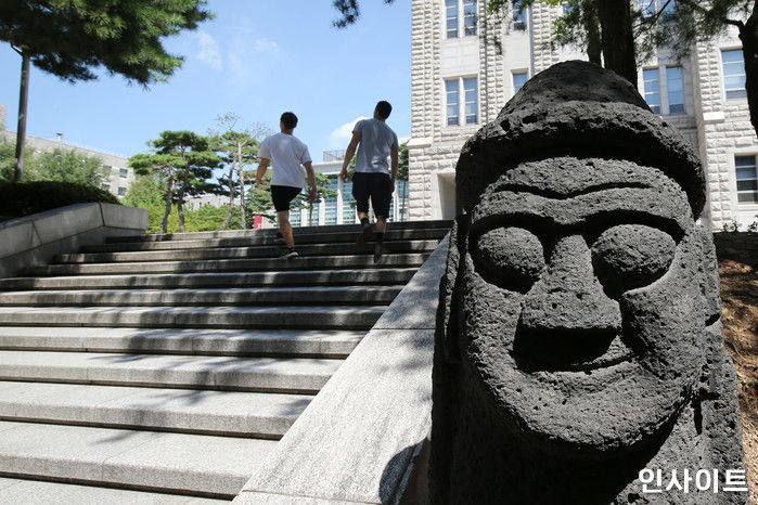 자가격리 통보받은 날 음식점 방문해놓고 전날 갔다고 거짓 진술한 제주 확진자