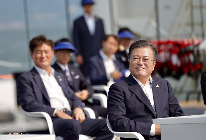 문재인 대통령 “지역사회 감염 4명···정부 믿고 힘내 코로나 승리하자”