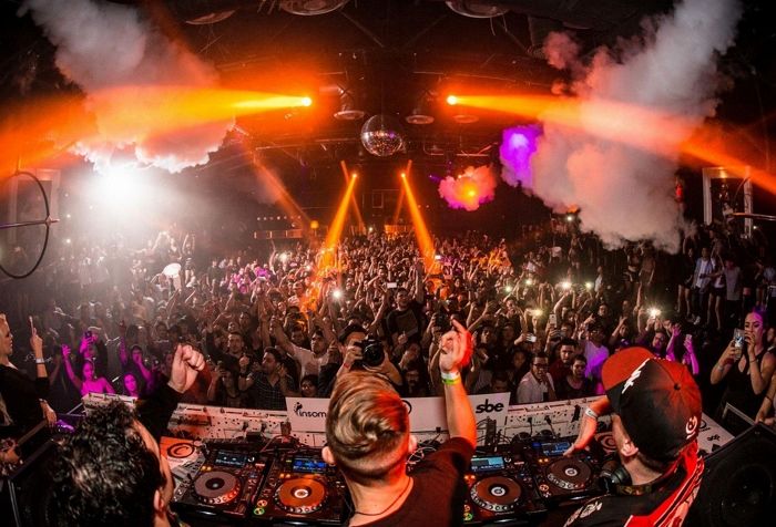 “서울시 클럽들, 방역수칙 지킨다는 조건으로 영업 재개한다”