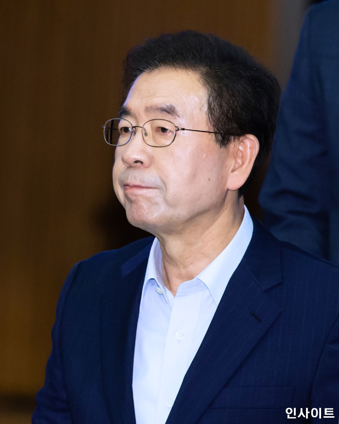 박원순 서울시장이 25일 오전 서울 중구 대한상공회의소에서 열린 '소상공인 수수료 부담 제로 결제서비스' 도입을 위한 업무협약식에 참석해 입술을 다지고 있다. / 사진=인사이트