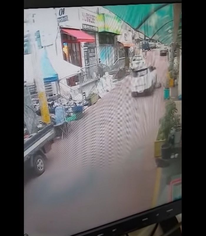 스쿨존서 킥보드 타고 가다 차에 치여 ‘두 번’이나 밟혀 골반 으스러진 소녀